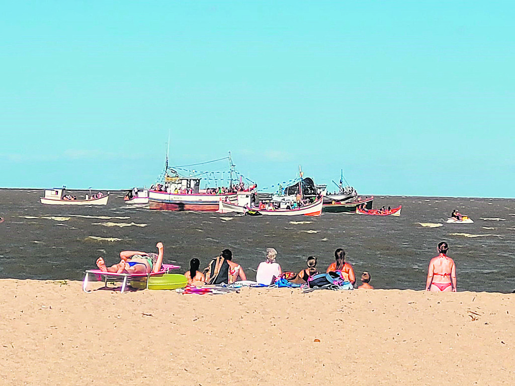 Foto: JRC - DP - Não é crítica, mas apenas uma constatação, sujeita a comentários, de apoio ou não. Na sexta-feira, feriado municipal de Nossa Senhora dos Navegantes, muitos são os festejos para reverenciar Iemanjá. Na constatação, a foto acima mostra a procissão na Lagoa dos Patos, perto das 15h, com saída na Colônia Z-3 e, margeando a orla, passa pelo Totó, balneários dos Prazeres, Santo Antônio e Valverde, com retorno a partir do trapiche. O número de barcos não superou os 20 quando, em anos não muito distantes, superava a centena. Apenas uma constatação.