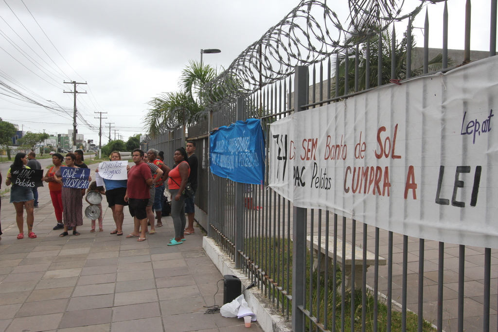 Familiares de recuperandos da Apac protestam em frente ao Foro de Pelotas