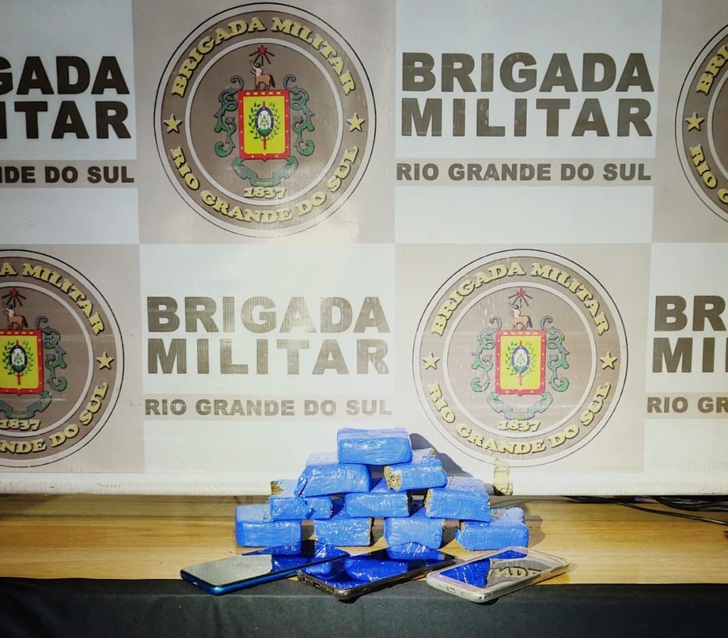 Foto: Brigada Militar - Porções de maconha e três aparelhos foram apreendidos antes de serem arremessados para dentro da Pesm