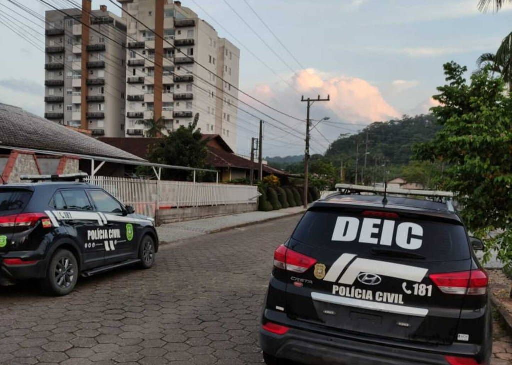 Operação Profusão da Polícia Civil SC cumpre onze mandados de busca e apreensão e três mandados de prisão em Joinville e São Francisco do Sul