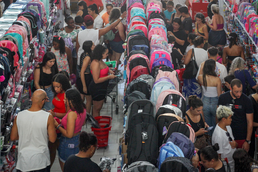Foto: Jô Folha - DP - Era grande o número de pais que fazia a compra para o retorno às atividades escolares nos próximos dias para a maioria dos alunos