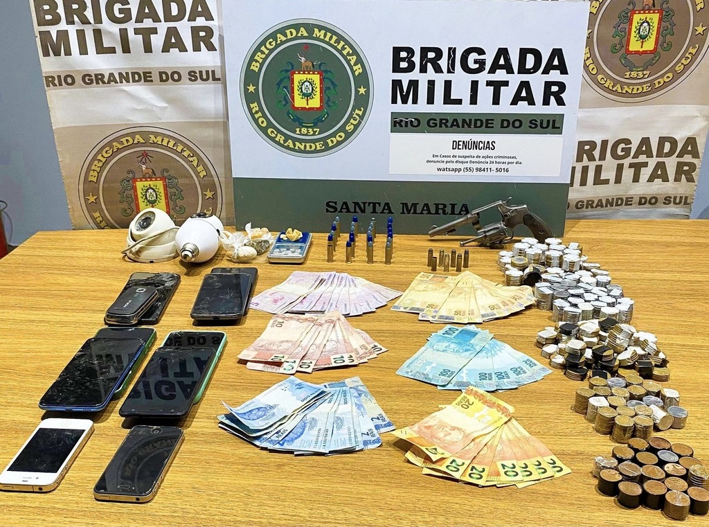 Foto: Brigada Militar - Um revólver, munições, drogas, dinheiro e celulares foram apreendidos com os suspeitos