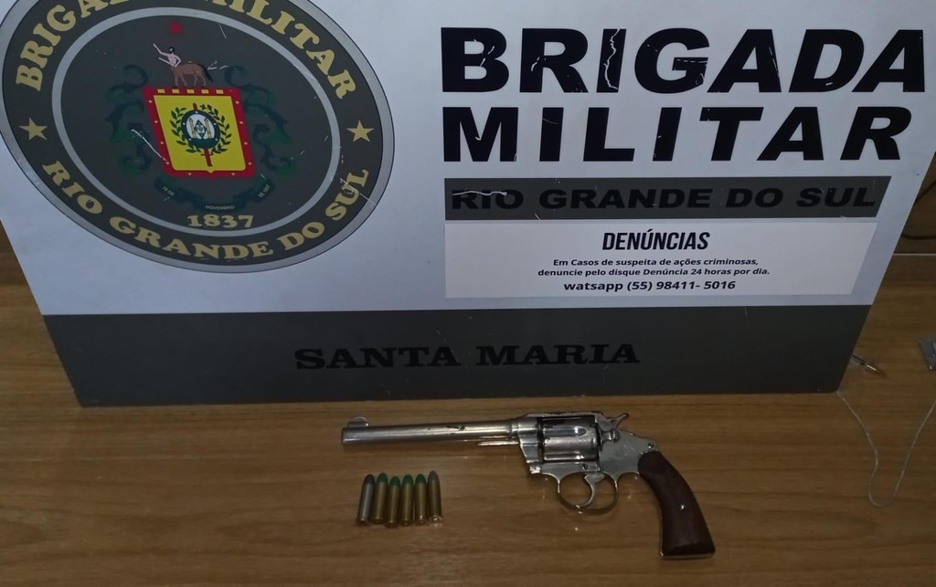 Foto: Brigada Militar - Revólver calibre 32 com seis munições foi apreendido com o adolescente