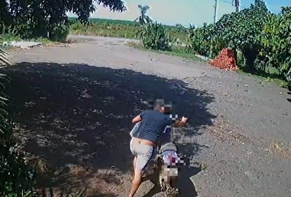 Foto:Reprodução - Homem foi flagrado por câmeras de vigilância furtando uma motocicleta