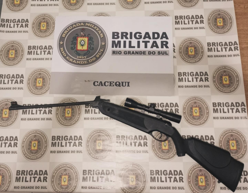 Foto: Brigada Militar - Espingarda modificada para calibre 22 municiada foi apreendida pela Brigada Militar