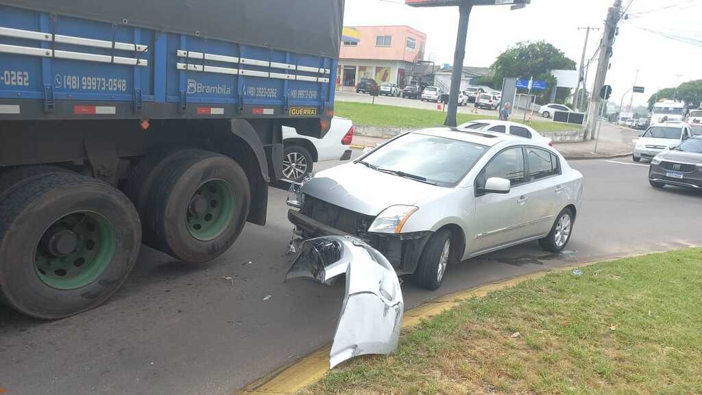 Santa Maria registra acidente entre caminhão e carro na rotatória das avenidas Hélvio Basso e Medianeira