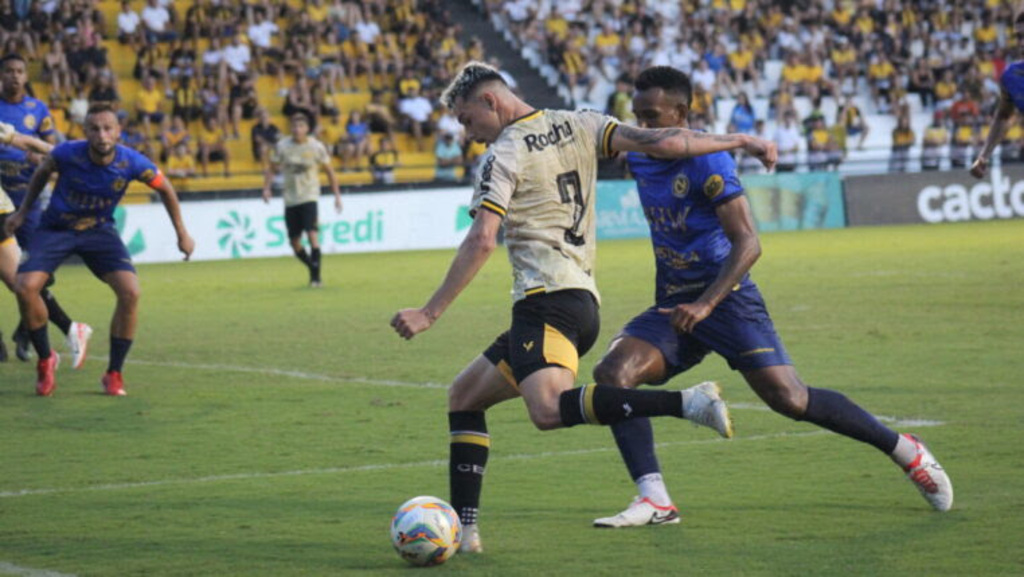 Líder do estadual, Claudinho enaltece setor defensivo do Criciúma na temporada