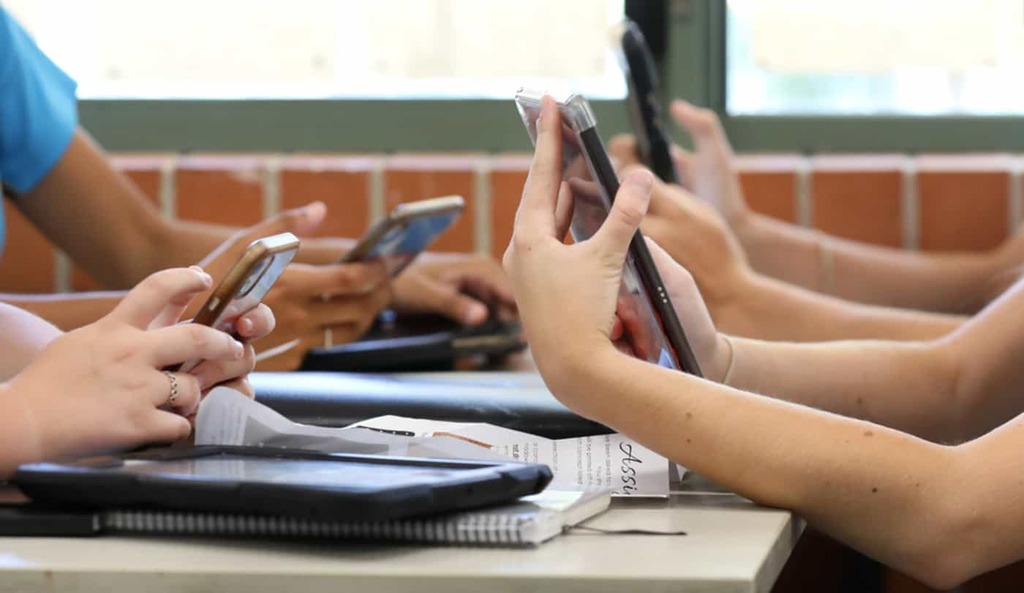 Em Santa Catarina, o uso de telefones celulares em sala de aula é proibido por lei