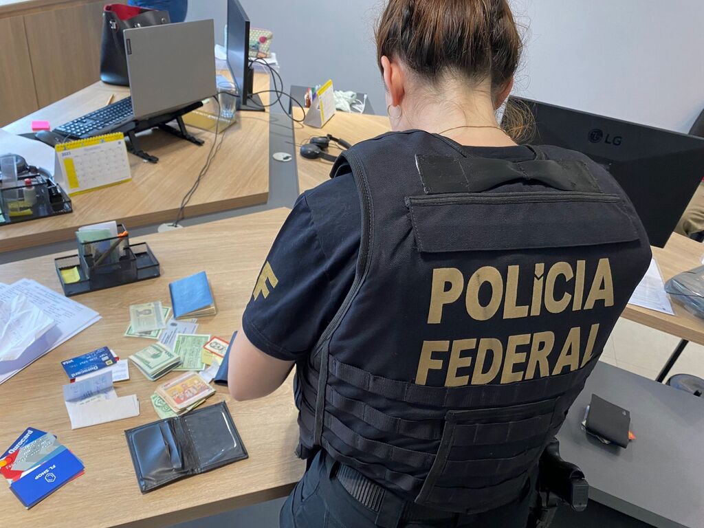 Divulgação PF - O principal investigado, um brasileiro radicado em Montevidéu/Uruguai, controlava um grupo de empresas com sede em Santana do Livramento, que movimentou, entre 2019 e 2023, cerca de R$ 15 bilhões.