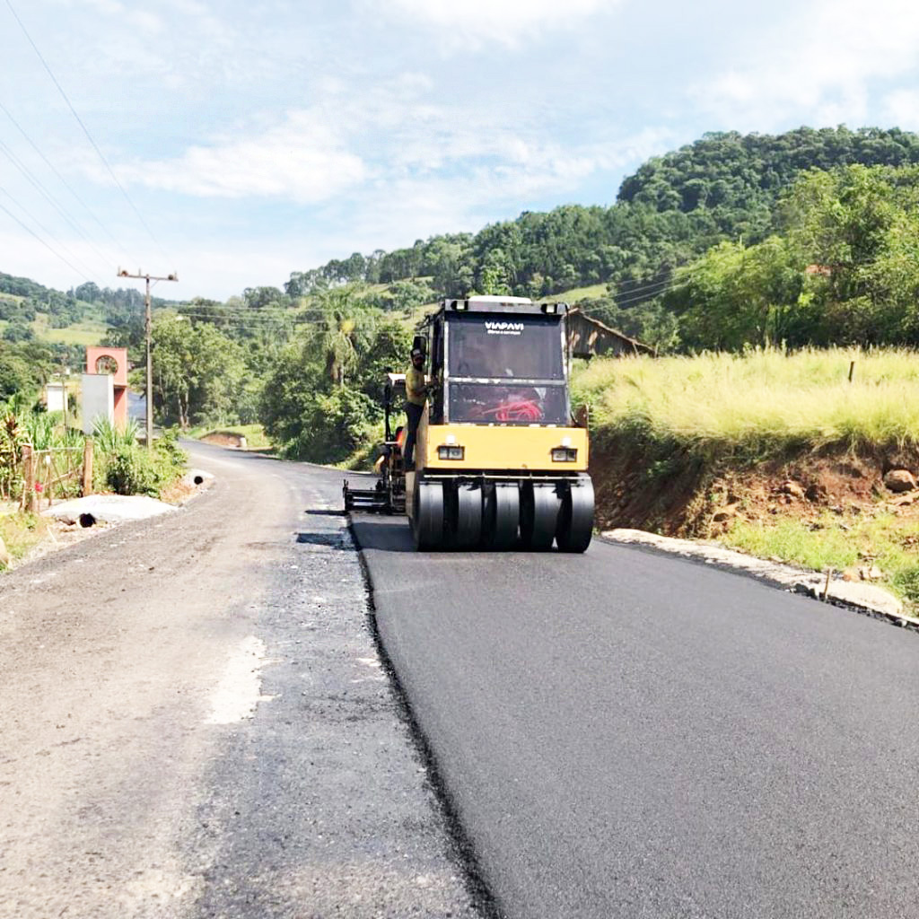 Empreiteira inicia a pavimentação asfáltica na Vila São José, município de Ouro