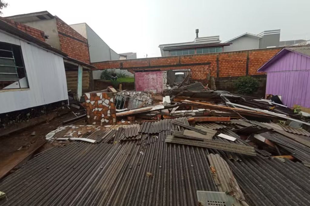 Temporal derruba casa, destrói estrutura de carnaval e causa estragos em SC