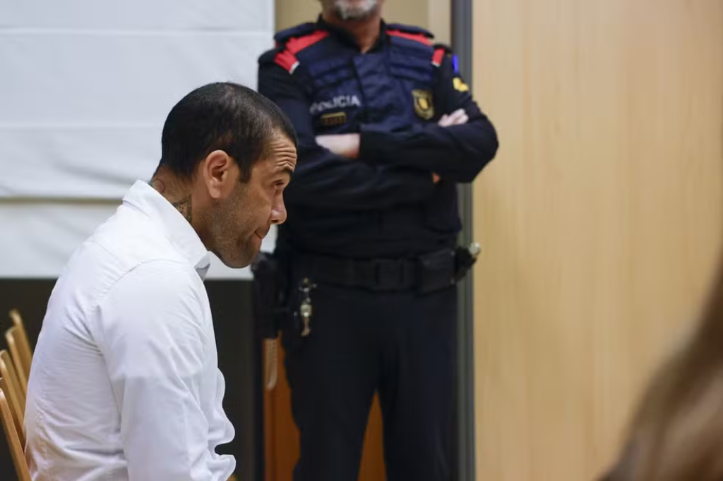  - Daniel Alves no julgamento do caso em que é acusado de estupro em Barcelona — Foto: EFE/ Alberto Estévez