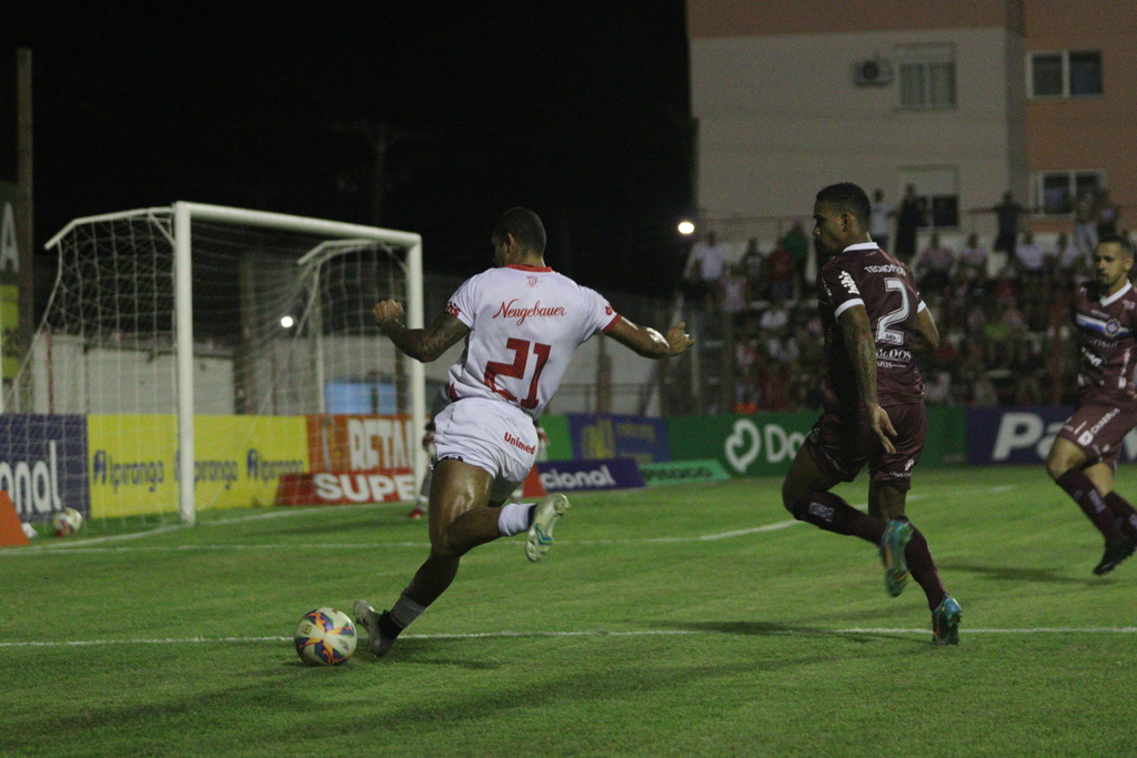 Foto: Sérgio Galvani - GFC - Wilson Junior fez o cruzamento para Michel deixar tudo igual no marcador