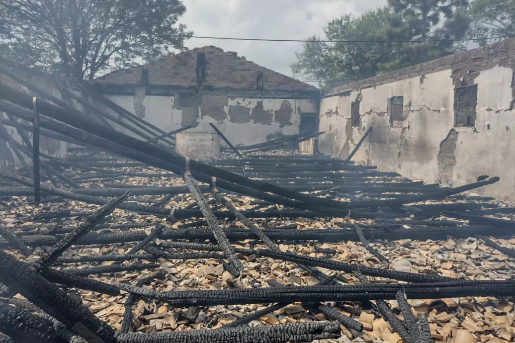 Prejuízo de R$ 150 mil: incêndio destrói igreja no Sul de SC