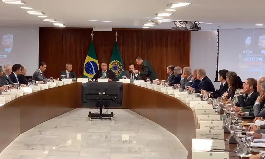 Em vídeo, Bolsonaro orienta ministros a questionar urnas e Judiciário