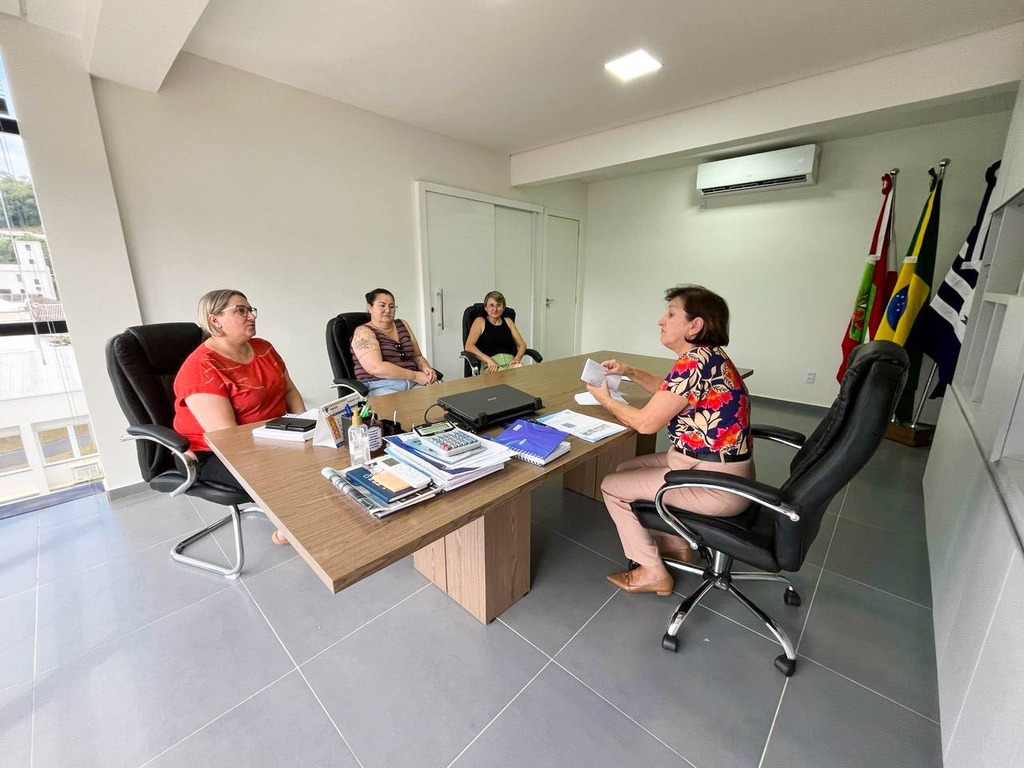 Prefeita em exercício de Capinzal recebe a visita da Comissão da Escola São Cristóvão