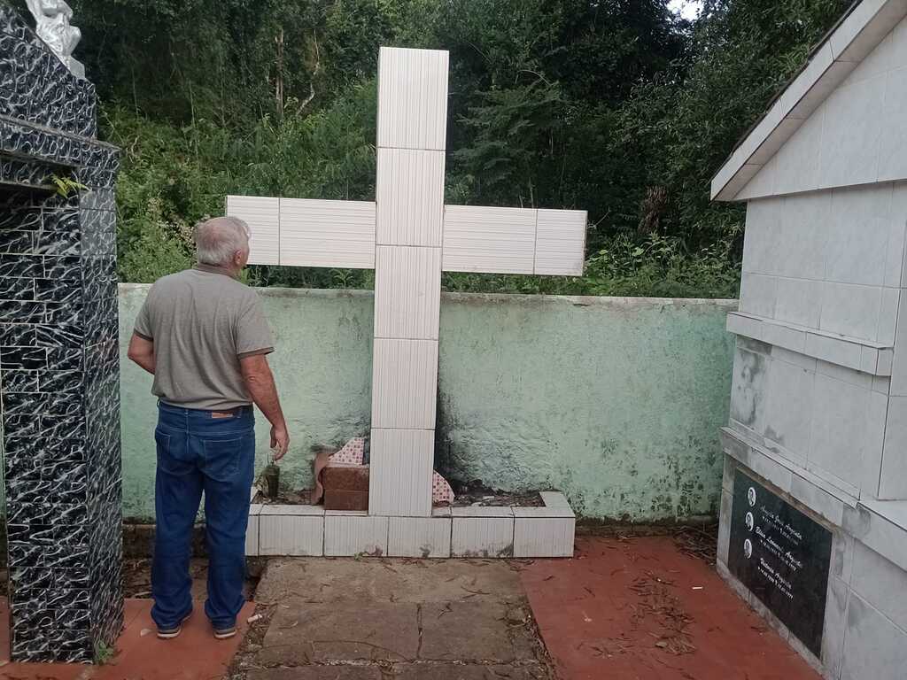 título imagem Polícia investiga morte de mulher em suposto ritual religioso em cemitério de Formigueiro