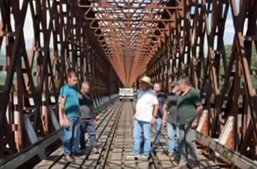 Engenheiros vistoriam ponte férrea em busca de alternativas de assoalhamento