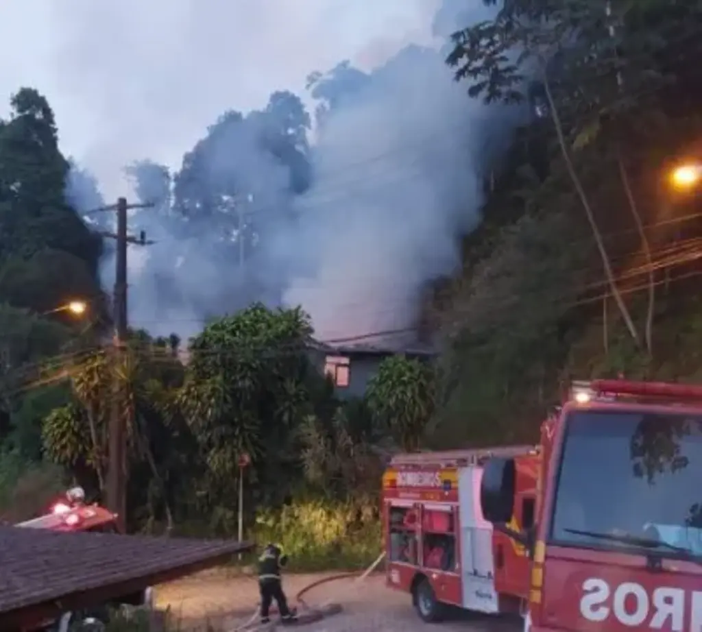Disputa de herança termina em casa destruída por incêndio criminoso no Vale do Itajaí