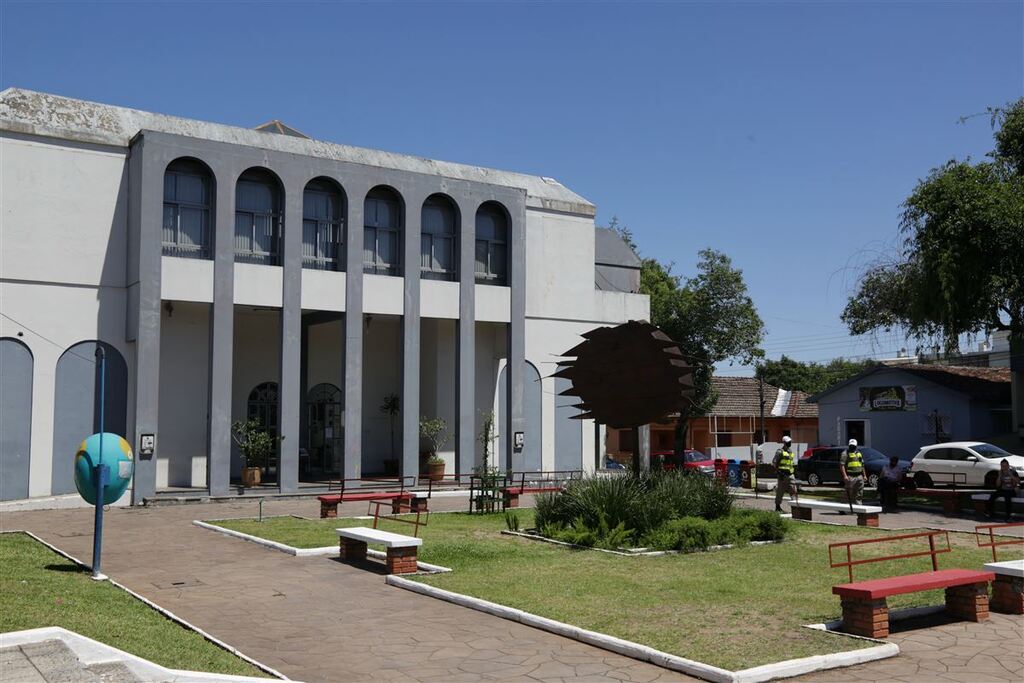 título imagem Com investimento de mais de R$ 500 mil, Biblioteca Pública Municipal começa a ser reformada