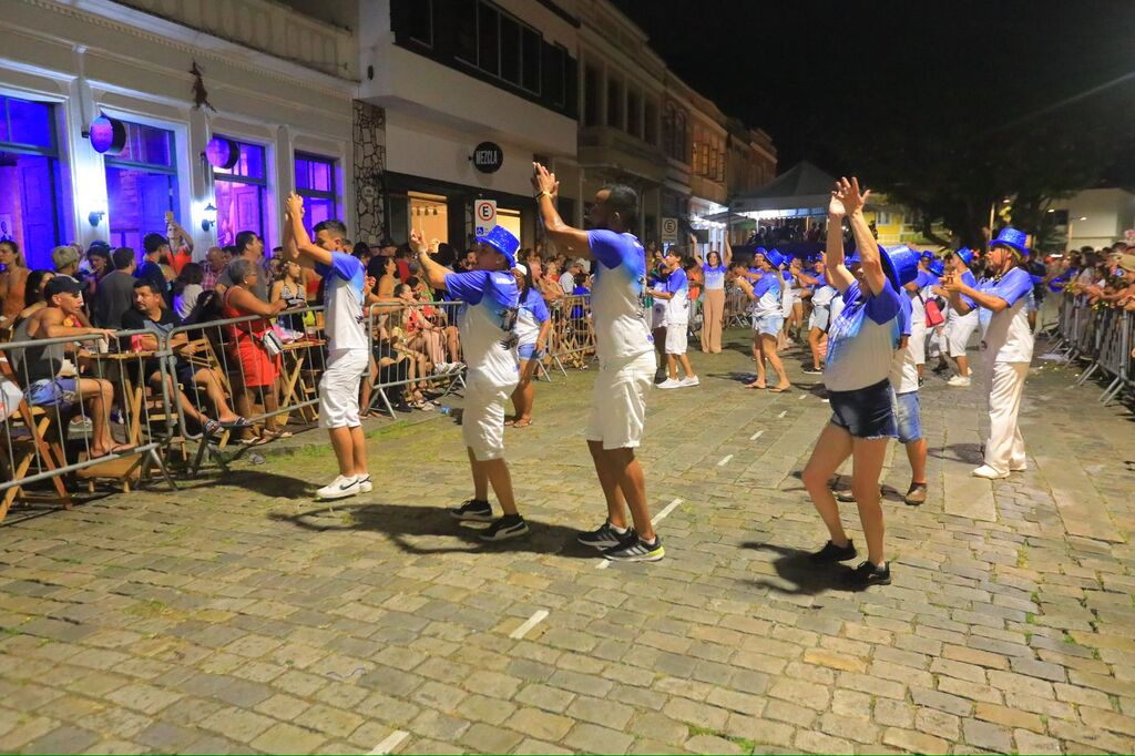 Desfile de Carnaval em São Francisco do Sul encanta público no Centro Histórico