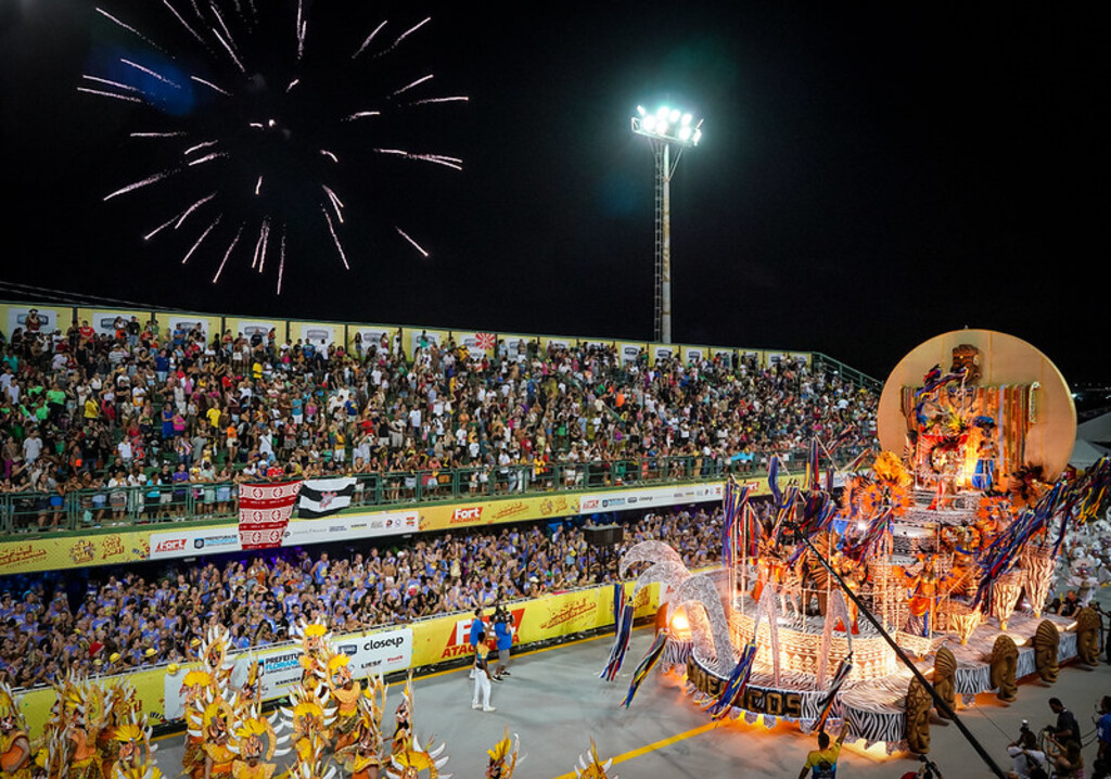 Carnaval em SC: confira o espetáculo das escolas de samba em Joaçaba e Florianópolis