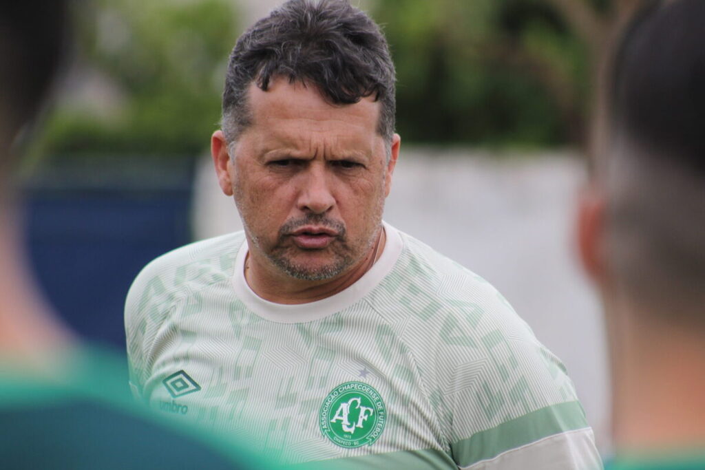 Claudinei Oliveira deixa o comando técnico da Chapecoense após derrota