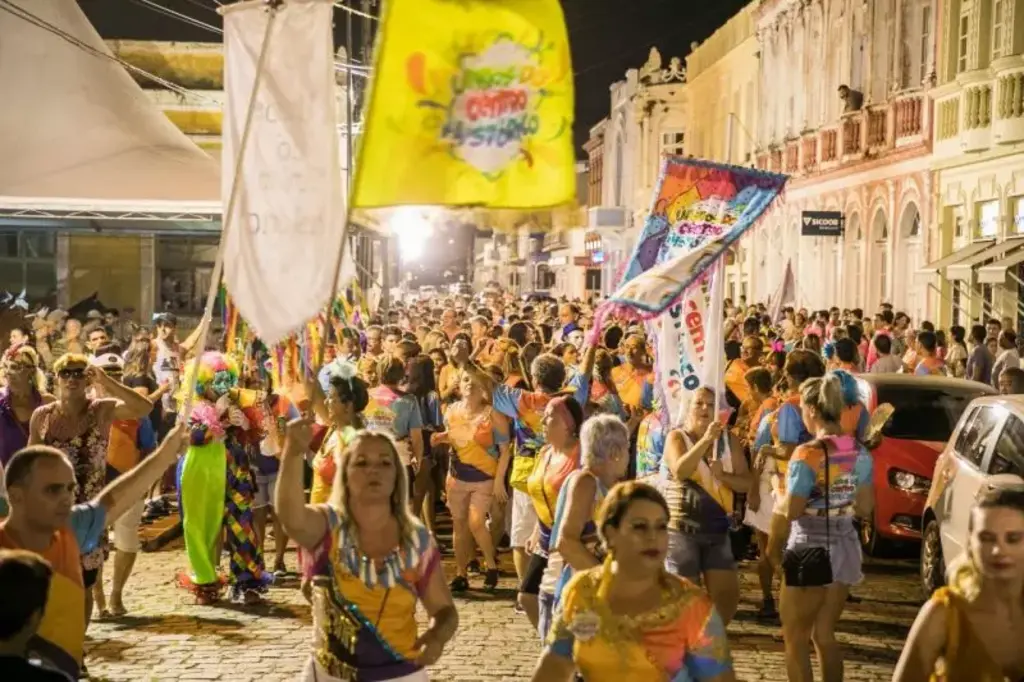 Carnaval no litoral norte de SC continua animando os foliões