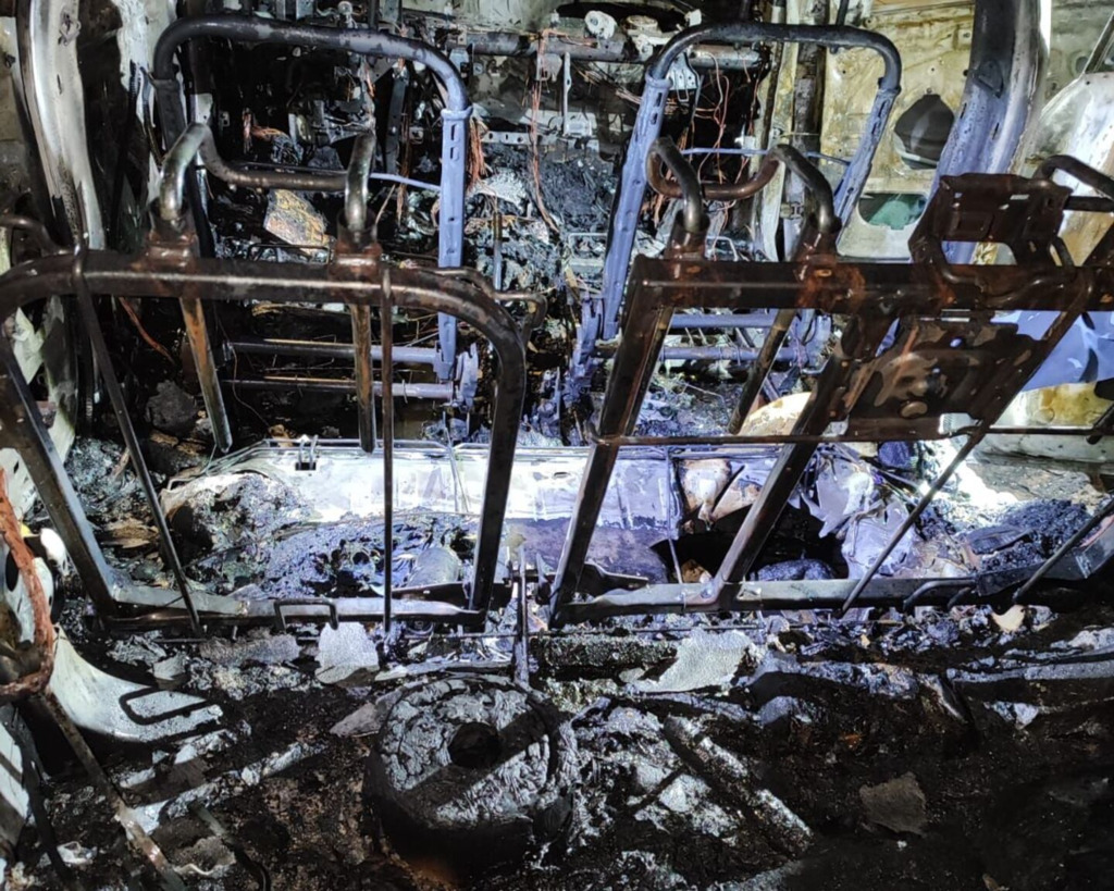 Carro da Guarda Municipal é totalmente destruído por fogo