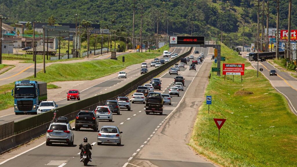 Retorno do feriado causa 15 km de filas em diversas rodovias do estado