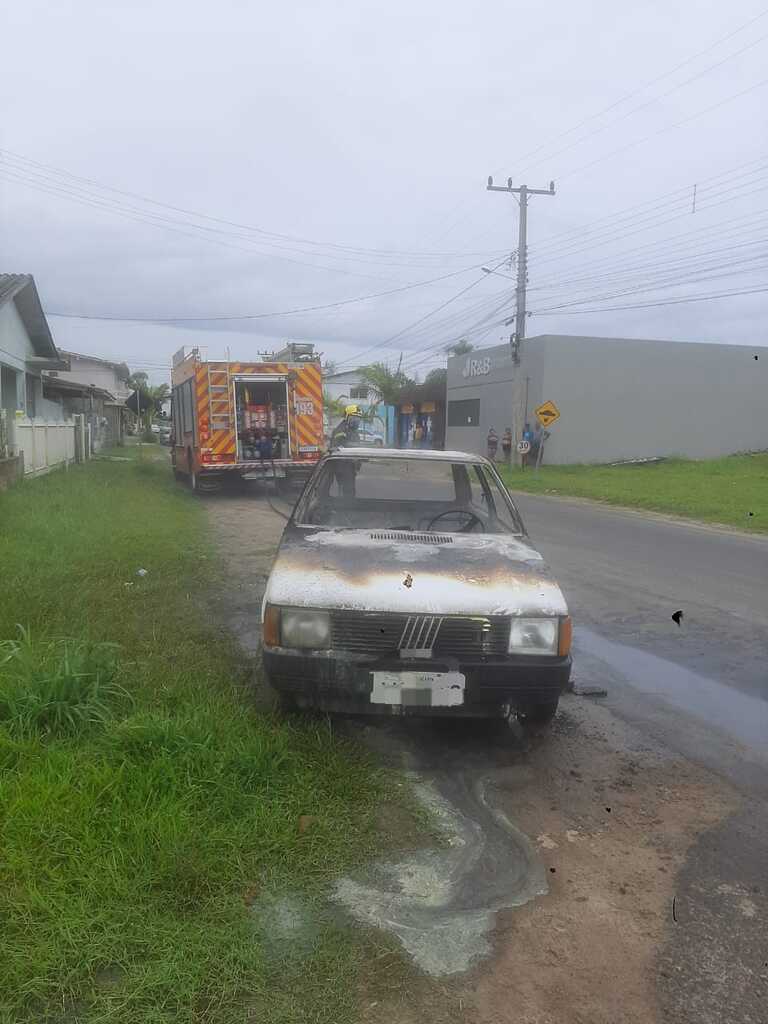 VEÍCULO E DESTRUÍDO EM INCENDIO NA COMUNIDADE DE BELLATORRES