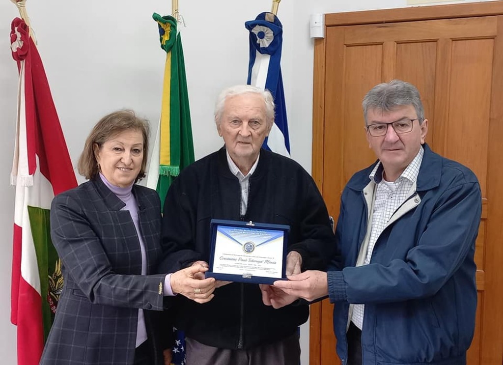 Constantino Mência recebe homenagem