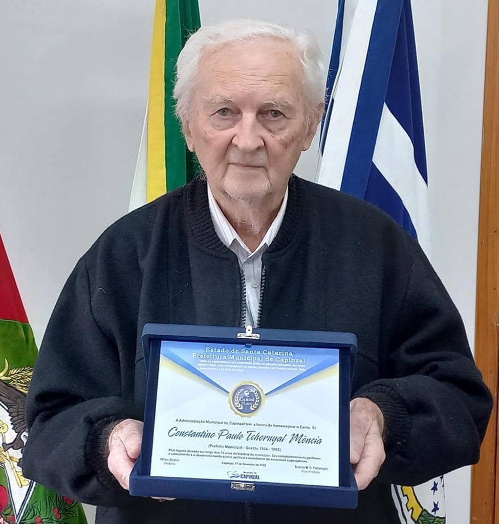 Constantino Mência recebe homenagem