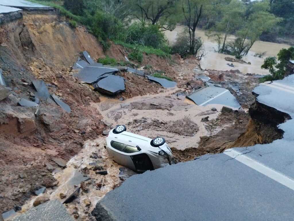 Bombeiros Militares atuam no resgate das vítimas do desabamento da BR-470 e SIE informa rotas alternativas