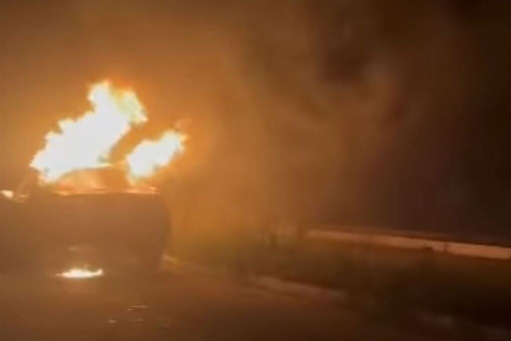 título imagem Veículo é incendiado em avenida de Santa Maria momentos após homicídio