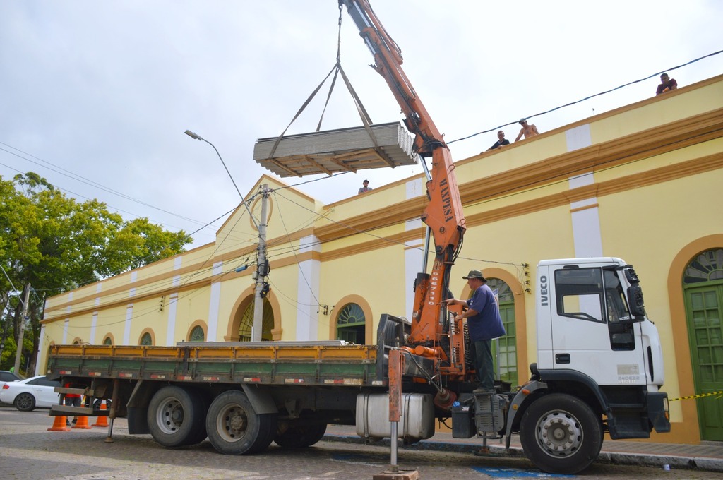 Avança obra de reforma no telhado do Mercado Público Municipal de Rio Grande