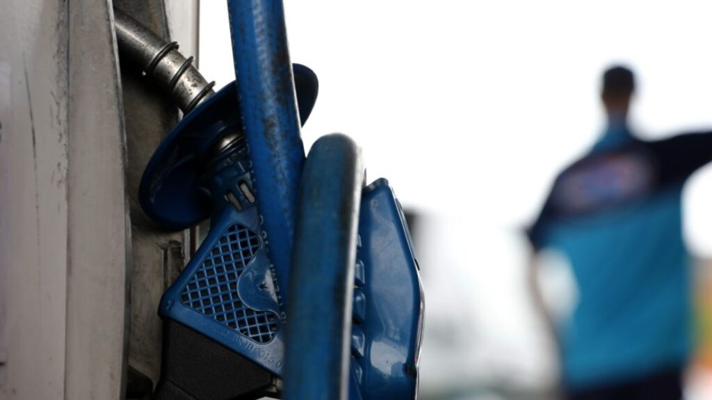 Gasolina chega a R$ 6 em cidades de SC