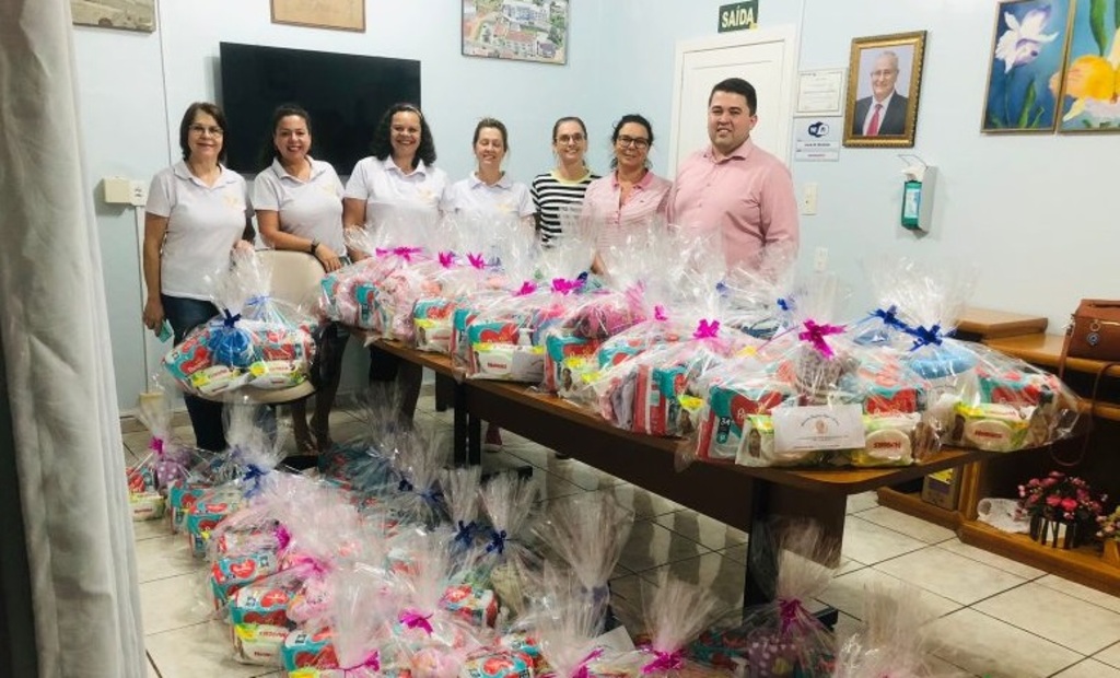 ABAG de Capinzal entrega kits de bebês para hospital distribuir para mães carentes