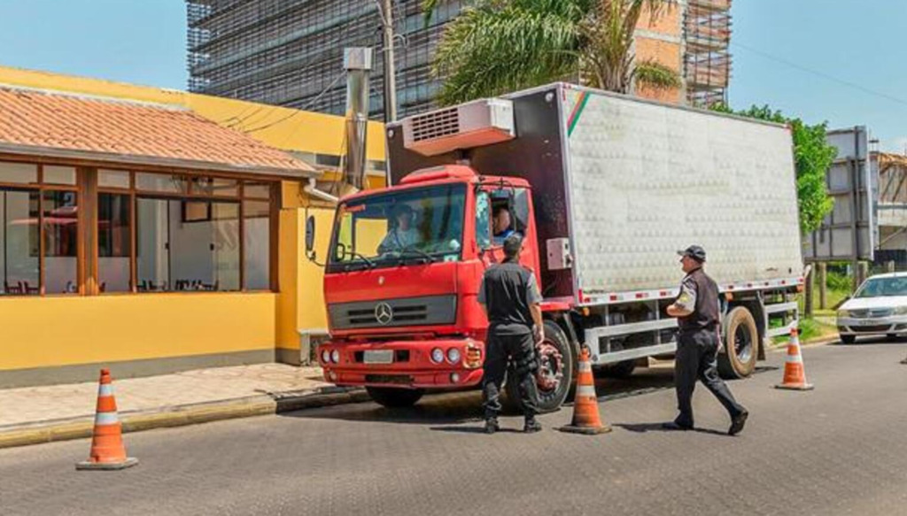 MUNICÍPIO DE PASSO DE TORRES ADOTA MEDIDAS DE CONTROLE DE TRÁFEGO NA PONTE ANITA GARIBALDI