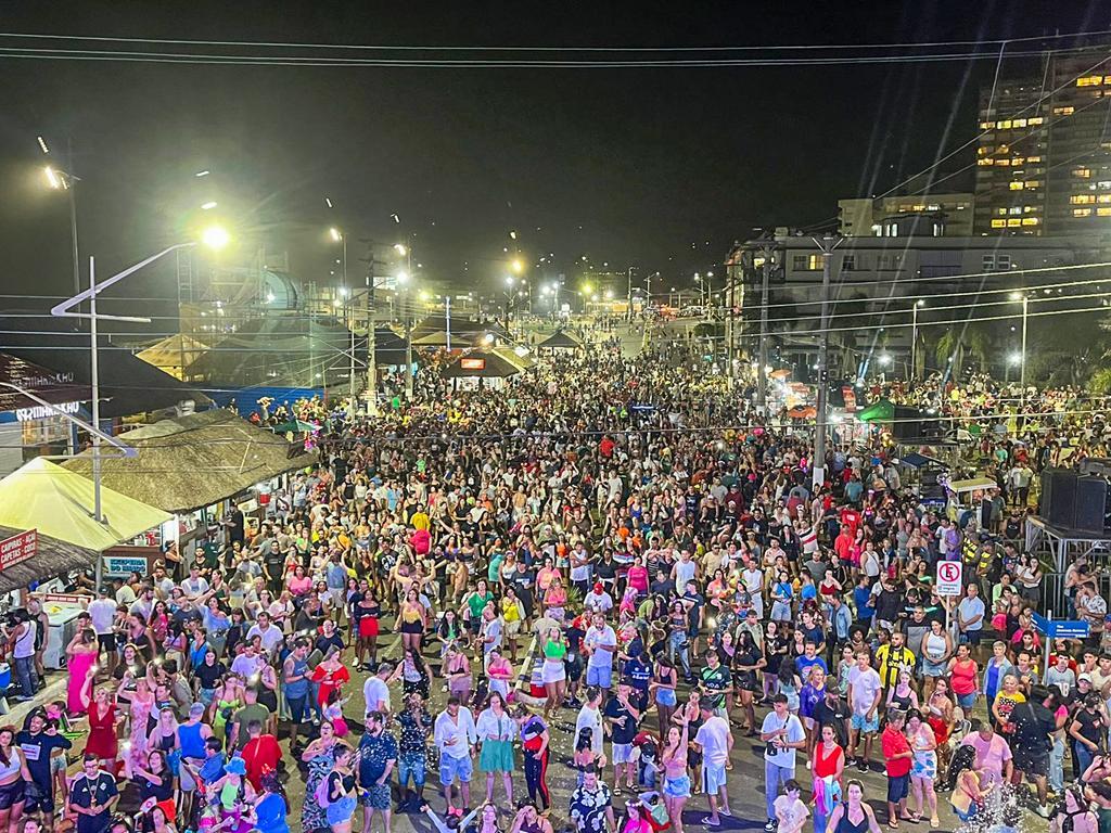 COM MUITA ANIMAÇÃO DOS MILHARES DE FOLIÕES, CARNAVAL TORRES FOLIA DE RUA FOI SUCESSO