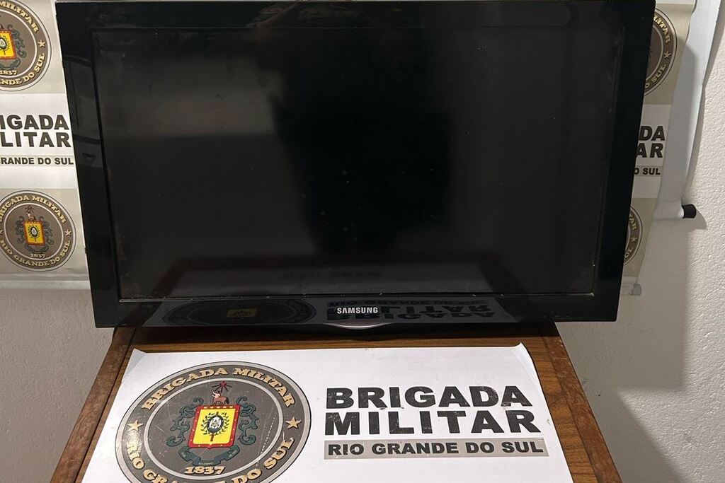 Foto: Brigada Militar - Suspeito foi flagrado com uma televisão que havia sido furtada da casa