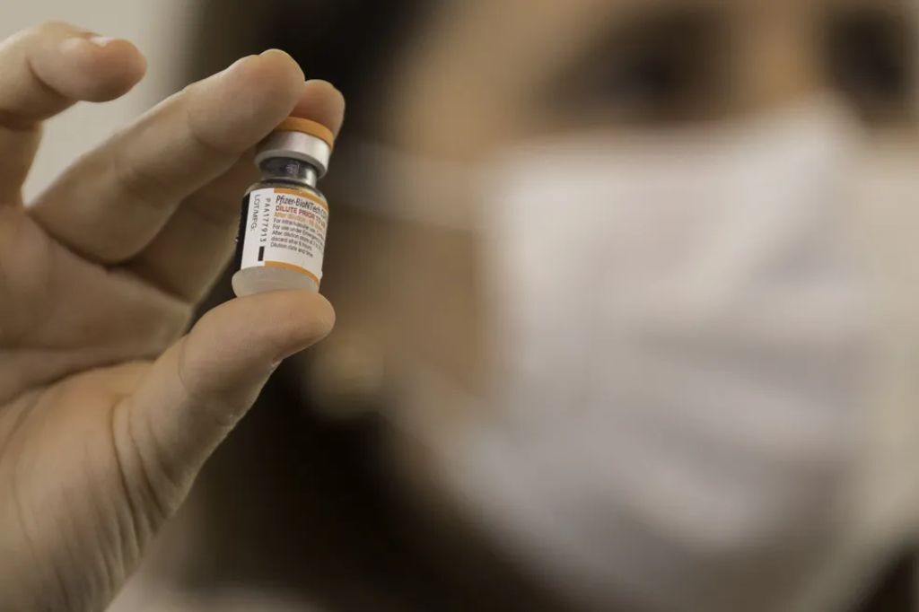  - Enfermeira prepara dose da vacina infantil da Pfizer contra a Covid-19 — Foto: Bruno Rocha/Enquadradar/Estadão Conteúdo