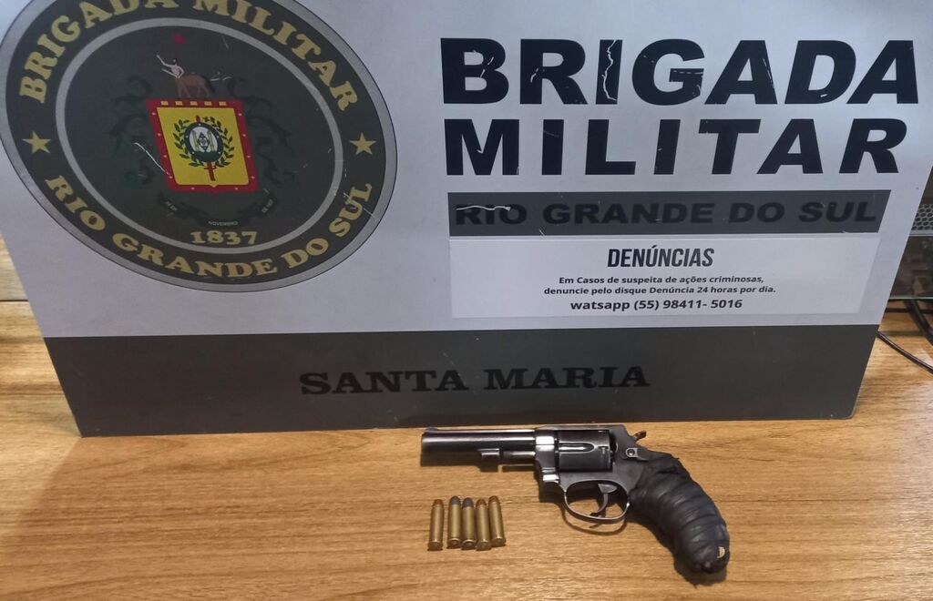 Foto: Brigada Militar - Revólver calibre 38 com cinco munições foi apreendido no local