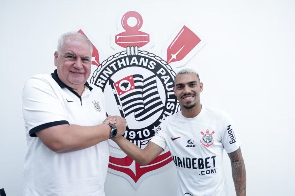  - Matheuzinho e o diretor de futebol do Corinthians, Rubens Gomes — Foto: Rodrigo Coca / Ag.Corinthians