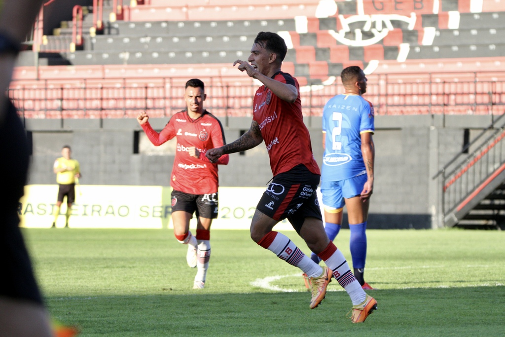 Foto: Italo Santos - Especial DP - No ano passado, Mário Henrique marcou cinco gols e deu uma assistência pelo Rubro-Negro; na foto, um pênalti convertido contra o São Joseense (PR)