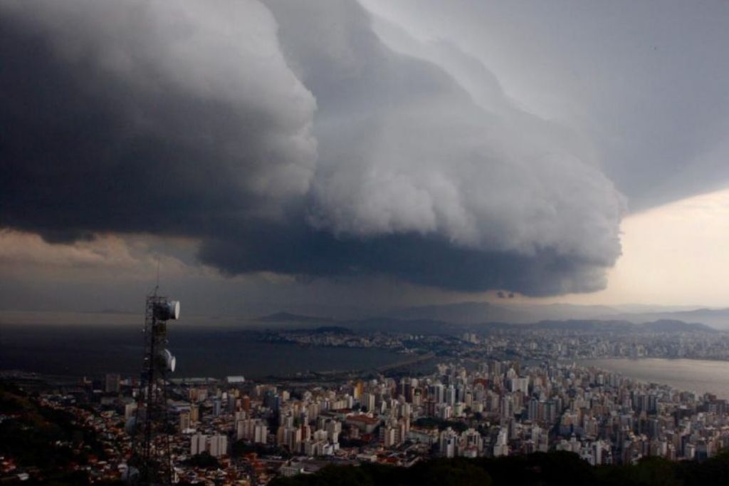 Ciclone ‘chacoalha’ tempo em SC e eleva risco de temporais no fim de semana