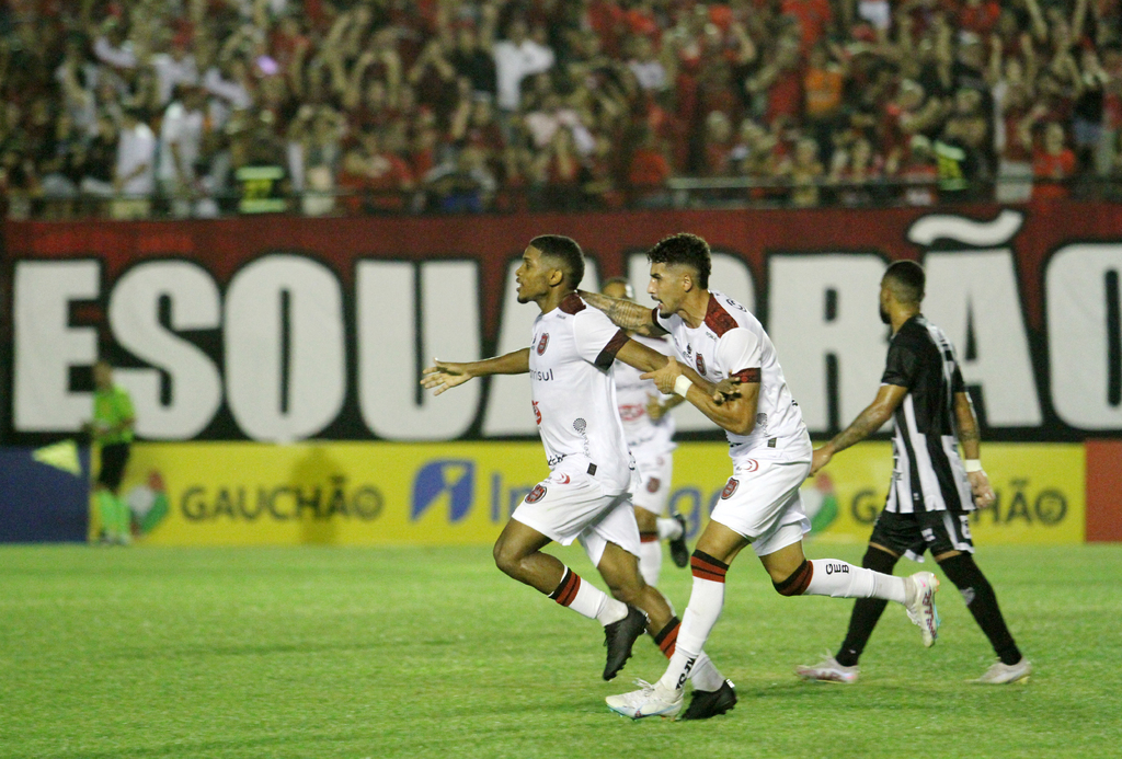 Foto: Jô Folha - DP - Diante do Santa Cruz, na quinta rodada, jovem de 22 abriu o placar com um golaço de fora da área