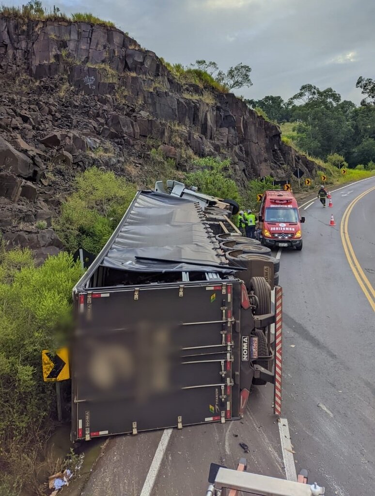 Motorista fica ferido ao tombar carreta na SC-157