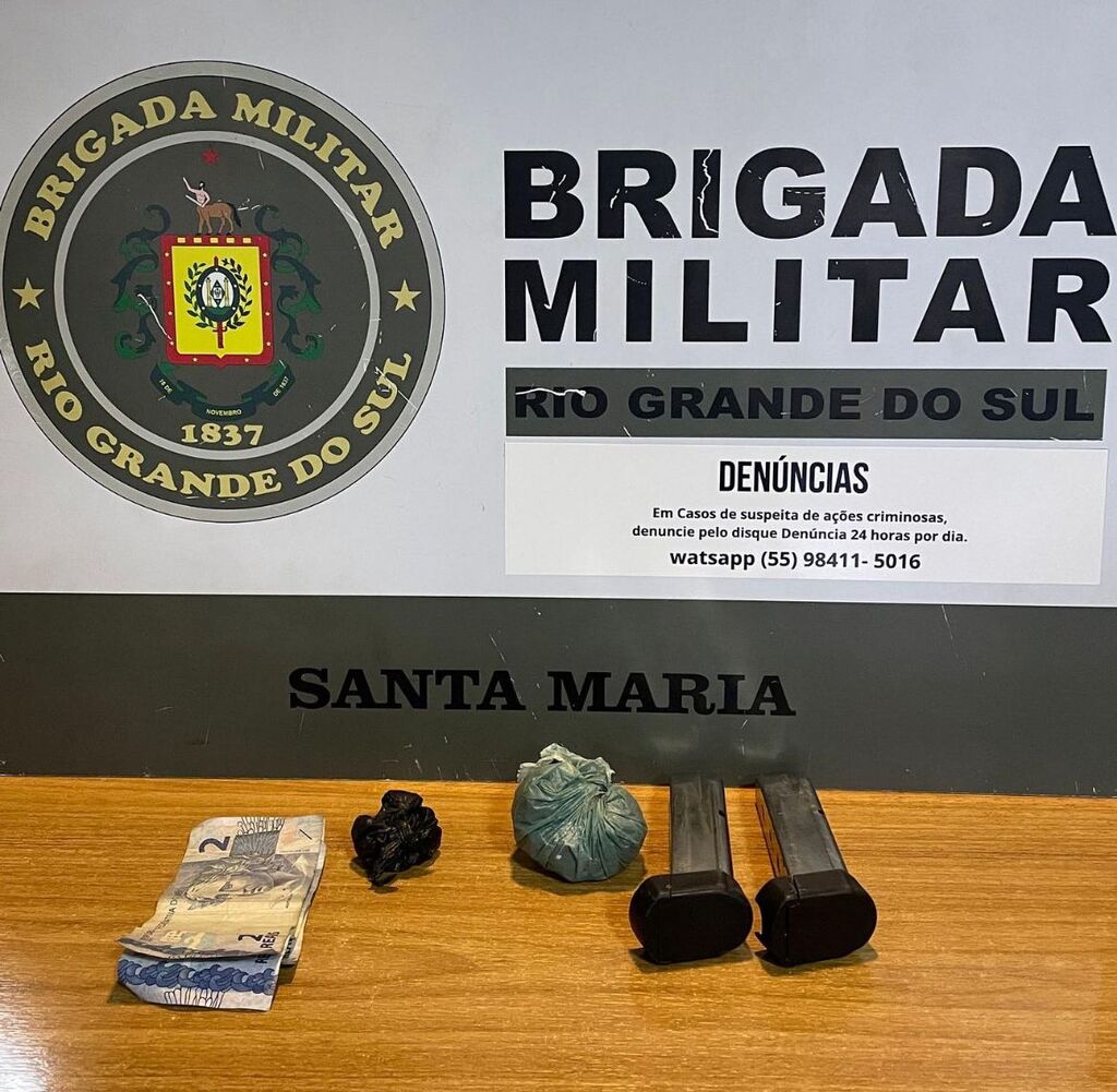 Foto: Brigada Militar - Dois carregadores de pistola 380 e 40 gramas de cocaína foram apreendidos com o suspeito
