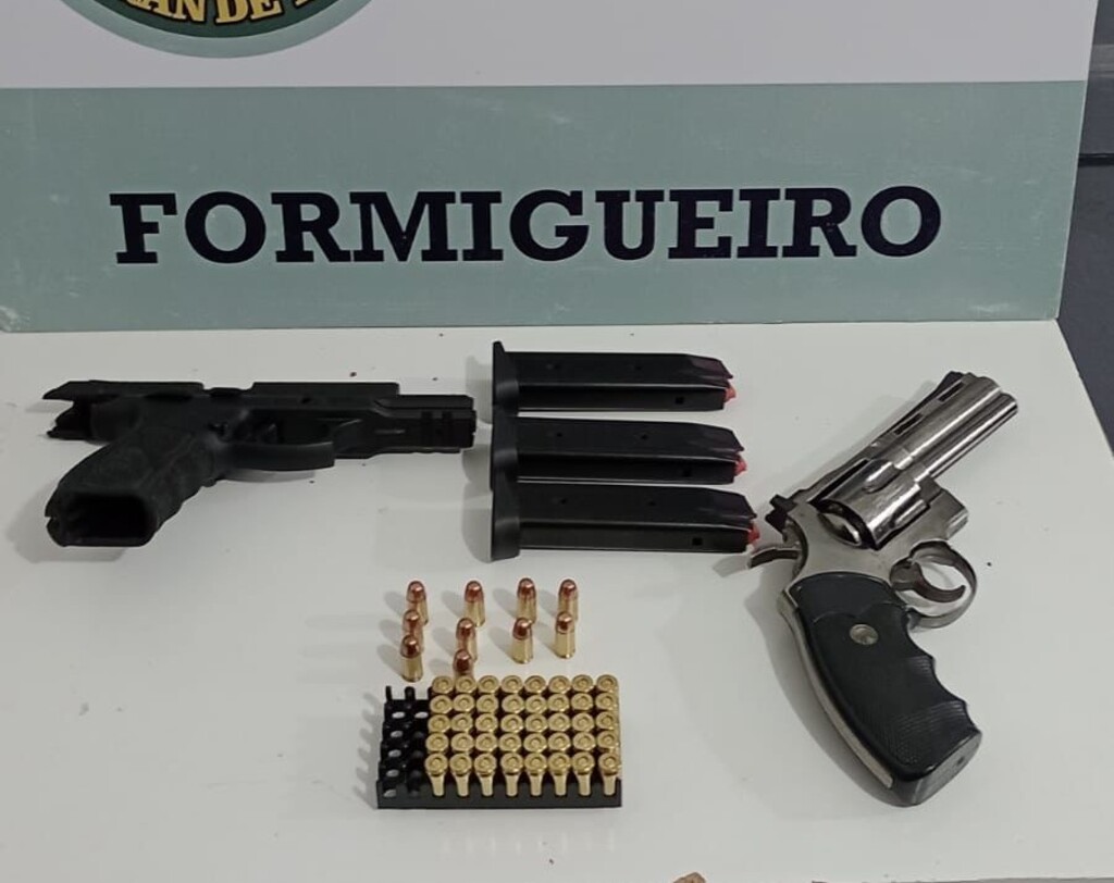 Denúncia de violência doméstica resulta em prisão por porte ilegal de arma em Formigueiro